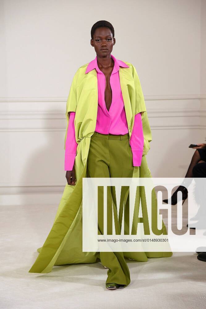 Bilder des Jahres 2022, Entertainment 01 Januar Entertainment Themen der Woche KW04 (220126) -- PARIS, Jan. 26, 2022 -- A model presents a creation of Valentino s Spring Summer 2022 Haute Couture collections during Paris Fashion Week in Paris, France, on Jan. 26, 2022. (Photo by Xinhua) FRANCE-PARIS-FASHION WEEK-VALENTINO-HAUTE COUTURE PieroxBiasion