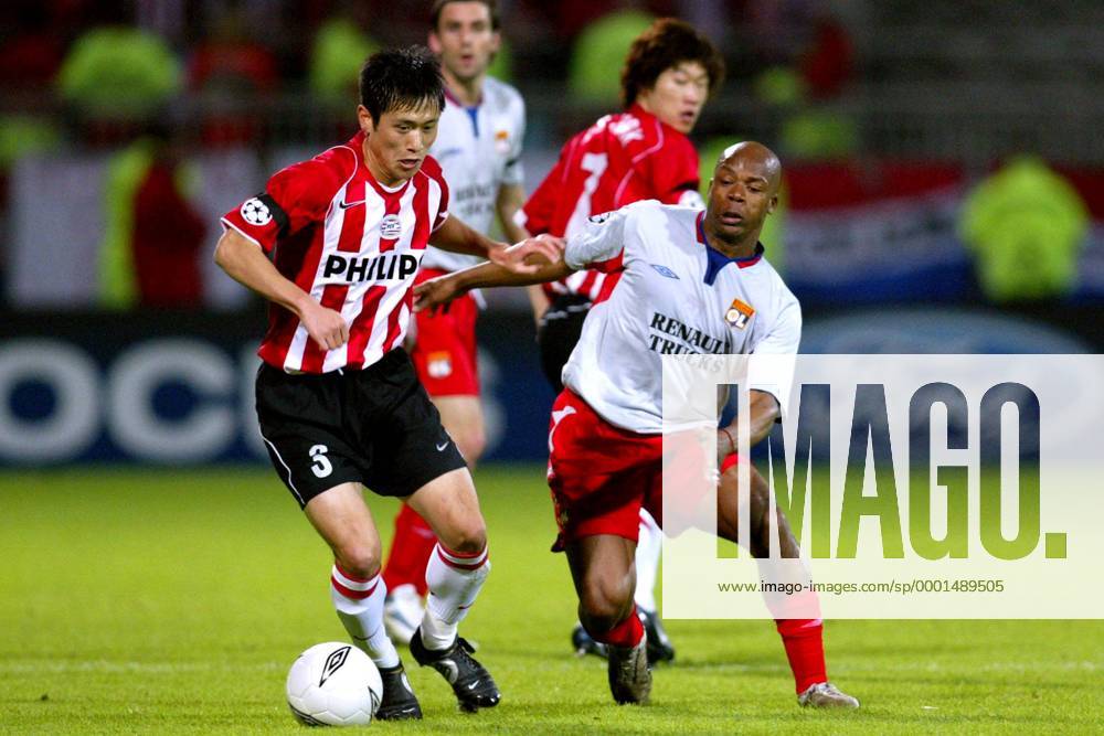 Young Pyo Lee (Eindhoven, li.) gegen Sylvain Wiltord (Lyon) Fußball EC 1 Herren Champions League 2004 2005, Viertelfinale, Olympique Lyonnais - PSV Eindhoven 1:1, OL Gruppe pan8861 Lyon Dynamik,