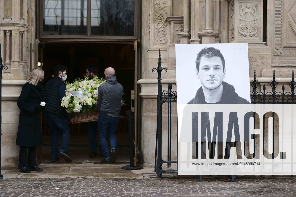 Portrait de Gaspard Ulliel devant l eglise NEWS : Obseques de Gaspard Ulliel - Paris - 27 01 2022 JBAutissier Panoramic