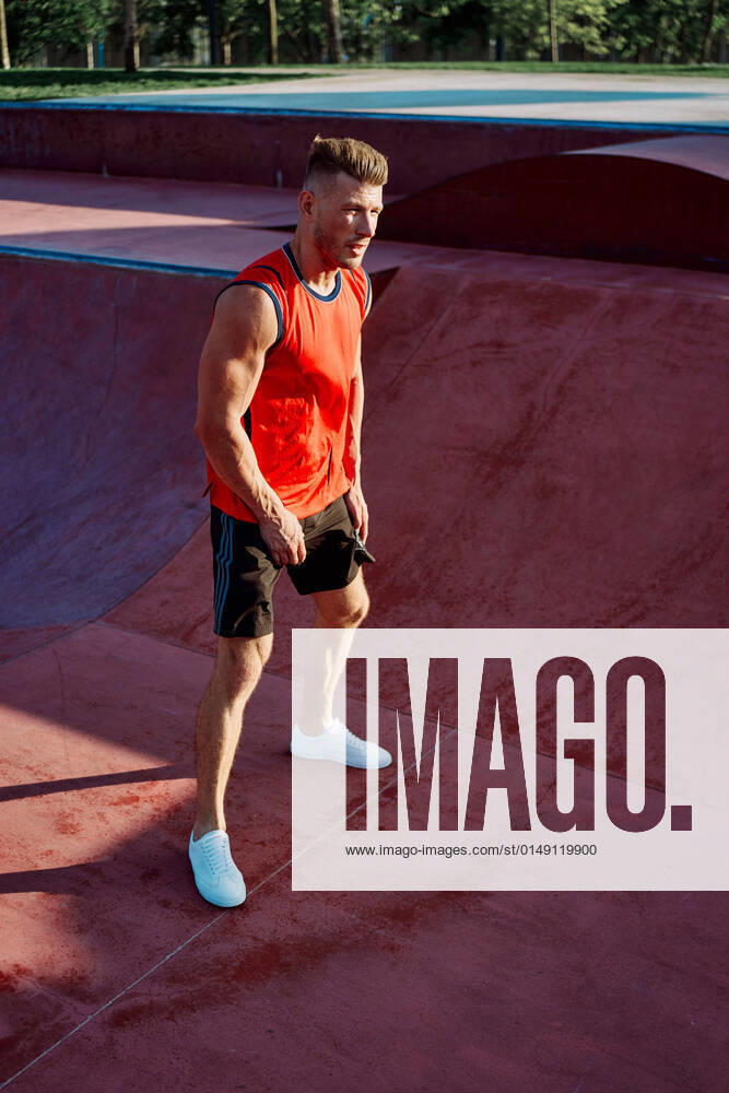 IMAGO Creative: 2022 Sport Favoriten IMAGO Creative: November, Monat der Männergesundheit sports man doing exercises on the sports field fitness sports man doing exercises on the sports field fitness. High quality photo