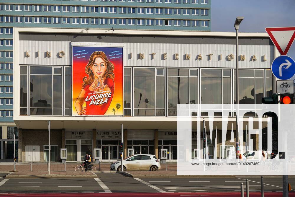 Berlin,Deutschland,GER,Kino International an der Karl-Marx-Allee.Werbung für den Kinofilm Licorice Pizza.