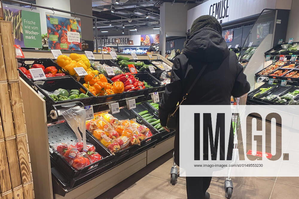 VERBRAUCHERPREISE: Inflation in Deutschland im Januar hoeher als erwartet.Eine Frau beim Einkauf in einem Supermarkt,sie steht vor der Gemuesetheke. Einkauf,Inflation,Verbraucherpreise,Teuerung,