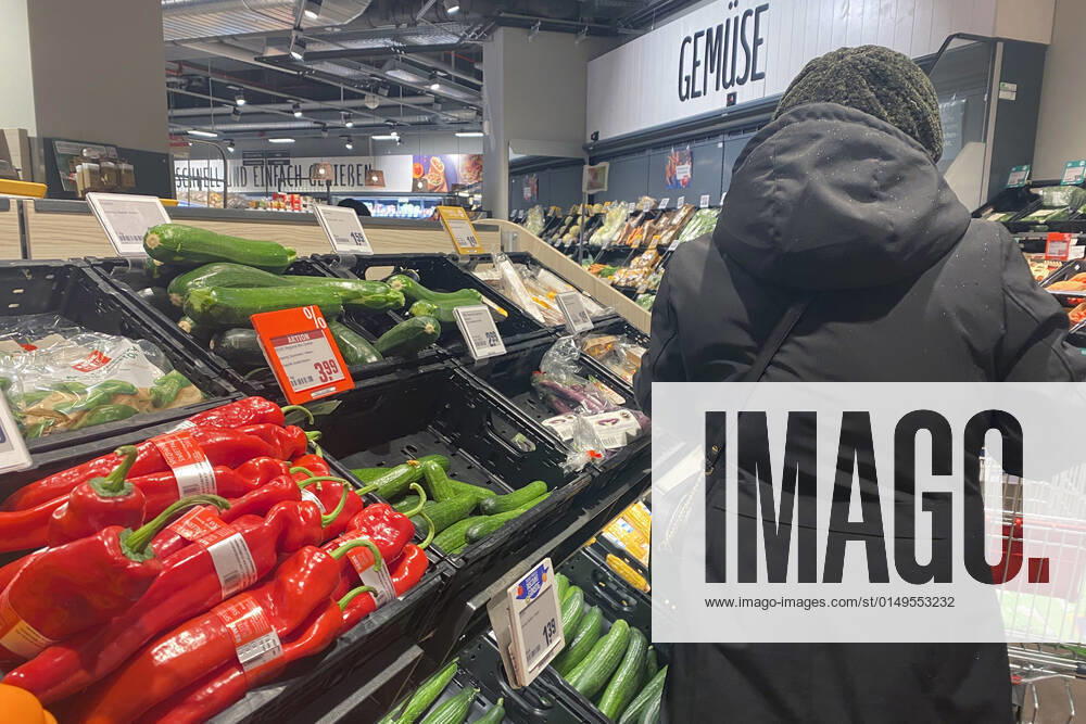 VERBRAUCHERPREISE: Inflation in Deutschland im Januar hoeher als erwartet.Eine Frau beim Einkauf in einem Supermarkt,sie steht vor der Gemuesetheke. Einkauf,Inflation,Verbraucherpreise,Teuerung,