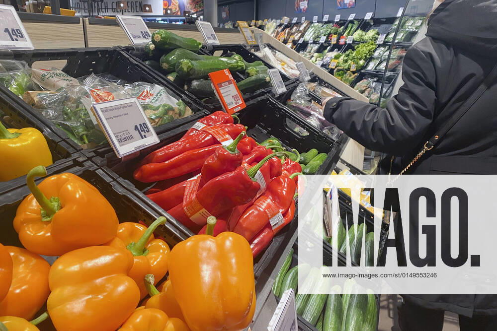 VERBRAUCHERPREISE: Inflation in Deutschland im Januar hoeher als erwartet.Eine Frau beim Einkauf in einem Supermarkt,sie steht vor der Gemuesetheke. Einkauf,Inflation,Verbraucherpreise,Teuerung,