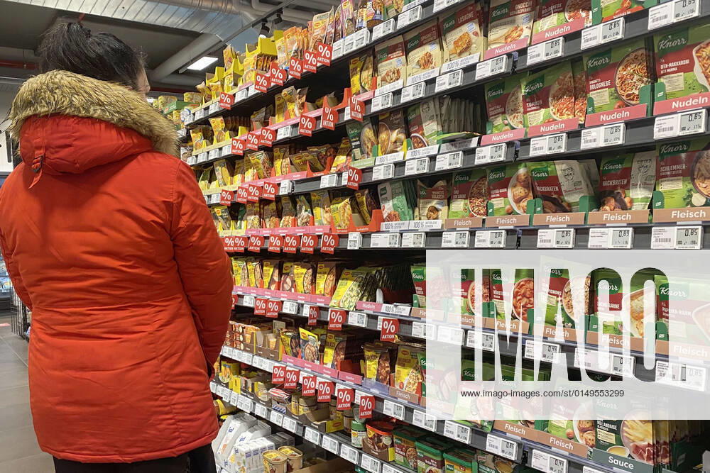 VERBRAUCHERPREISE: Inflation in Deutschland im Januar hoeher als erwartet. Eine Frau steht vor einem regal mit Fix Produkten und nd blickt gebannt auf die Preise, Preisschild,Preisaushang,Knorr,Maggi. Einkauf,Inflation,Verbraucherpreise,Teuerung,