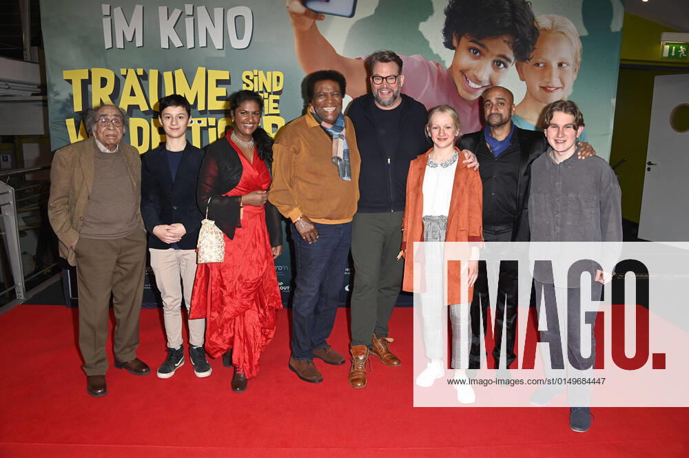 Irshad Panjatan, Emil Mascheck, Sushila Sara Mai, Clemens Schaeffer, Roberto Blanco, Lars Montag, Annlis Krischke, Murali Perumal und Noah Lakmes bei der Premiere des Kinofilms Träume sind wie wilde Tiger im CinemaxX Halle. Halle (Saale), 02.02.2022 Foto:xF.xFuturexImage