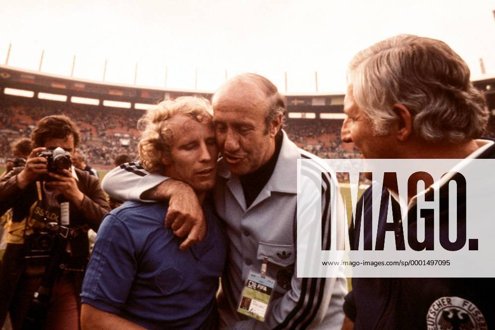 Berti Vogts (li.) wird von Bundestrainer Helmut Schön (Mitte) geherzt, daneben Co Trainer Jupp Derwall (alle BR Deutschland) Fußball WM Herren Weltmeisterschaft 1974, Länderspiel, Nationalmannschaft, Nationalteam, Nationaltrikot Gruppe Düsseldorf Harmonie Freude, Erschöpfung,