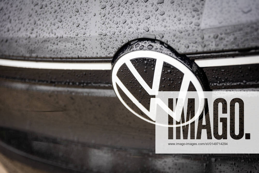 Das Logo des Automobilherstellers Volkswagen (VW) befindet sich aufm einem Fahrzeug am Gelaende der Autostadt in Wolfsburg, 03.02.2022. Wolfsburg Deutschland