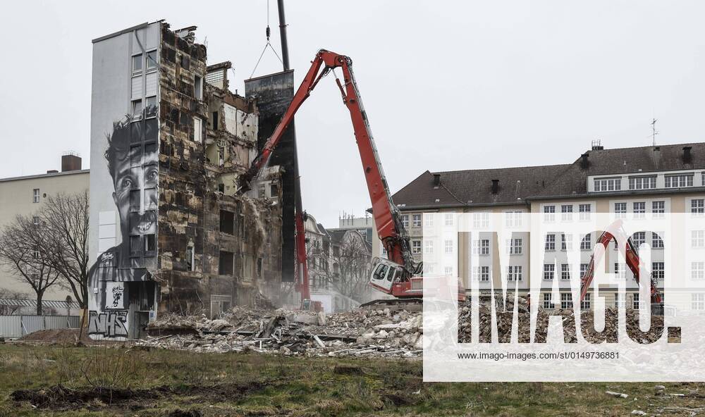 Abbruch Gebauede Berlin, 03.02.2022 - Ein Verwaltungsgebauede aus den 60er Jahren wird mit einer Abbruchmaschine im Stadteil Berlin Schoeneberg abgerissen. Hier entsteht Am Winterfeldt , mit 7 Gebaeuden, 219 exklusiven Wohn- und 8 Gewerbeeinheiten. Deutschland