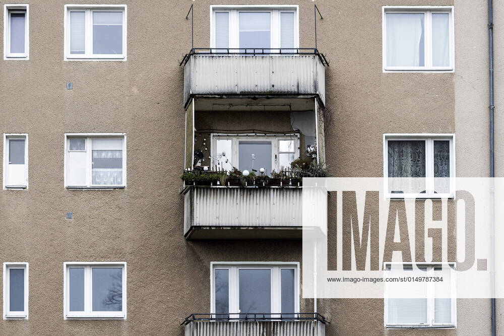 IMAGO Creative: Architektur in Berlin Ein bepflanzter Balkon, aufgenommen inmitten eines nahezu verlassenen Gebaeudes in Berlin, 03.02.2022. Berlin Deutschland