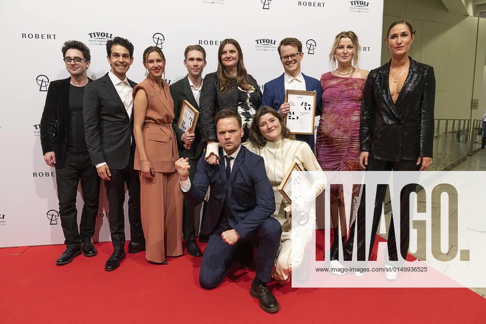 AArets danske spillefilm bliver Hvor kragerne vender Hyaene Film, Producer: Daniel Mühlendorph, Instr.: Lisa Jespersen, Manuskript: Lisa Jespersen & Sara Isabella Joensson. ROBERT-priserne bliver med Camilla Bendix som vaert uddelt i Tivoli Hotel & Congress Center loerdag den 5. februar 2022. , Copenhagen Denmark