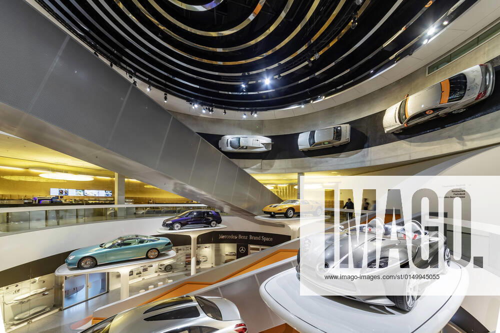 Mercedes Museum Stuttgart. 7 Mythos 7: Silberpfeile Rennen und Rekorde. (Architektur: Ben van Berkel, Architekturbüro UNStudio). Stuttgarts meistbesuchtes Museum ist Teil der Mercedes-Benz Welt in Untertürkheim. DEU; Deutschland, Baden-Württemberg, Stuttgart.