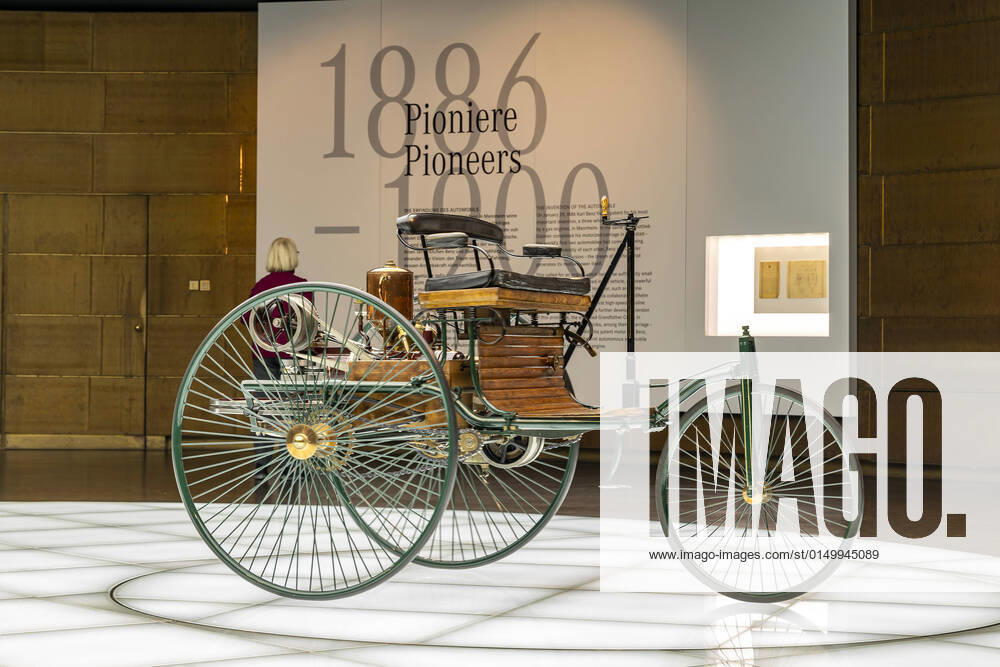 Mercedes Museum Stuttgart. Benz Patent-Motorwagen (1886). (Architektur: Ben van Berkel, Architekturbüro UNStudio). Stuttgarts meistbesuchtes Museum ist Teil der Mercedes-Benz Welt in Untertürkheim. DEU; Deutschland, Baden-Württemberg, Stuttgart.