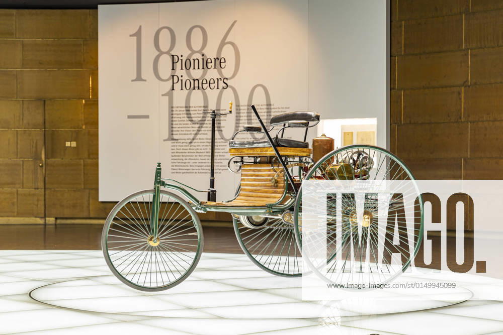 Mercedes Museum Stuttgart. Benz Patent-Motorwagen (1886). (Architektur: Ben van Berkel, Architekturbüro UNStudio). Stuttgarts meistbesuchtes Museum ist Teil der Mercedes-Benz Welt in Untertürkheim. DEU; Deutschland, Baden-Württemberg, Stuttgart.