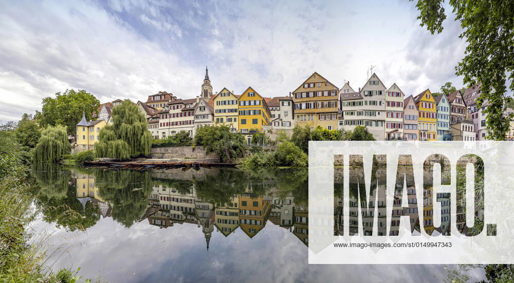 Neckarfront Tübingen mit Stiftskirche und Hölderlinturm (links). Tübingen, Baden-Württemberg, Deutschland.