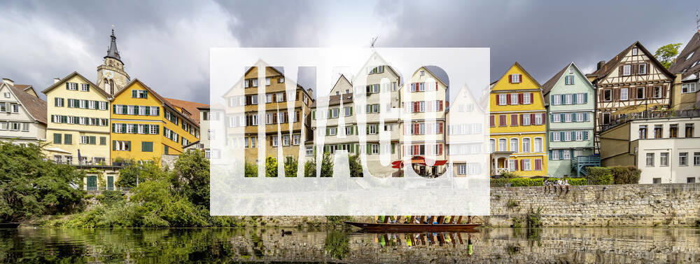 Neckarfront Tübingen mit Stiftskirche. Stocherkahn. Tübingen, Baden-Württemberg, Deutschland.