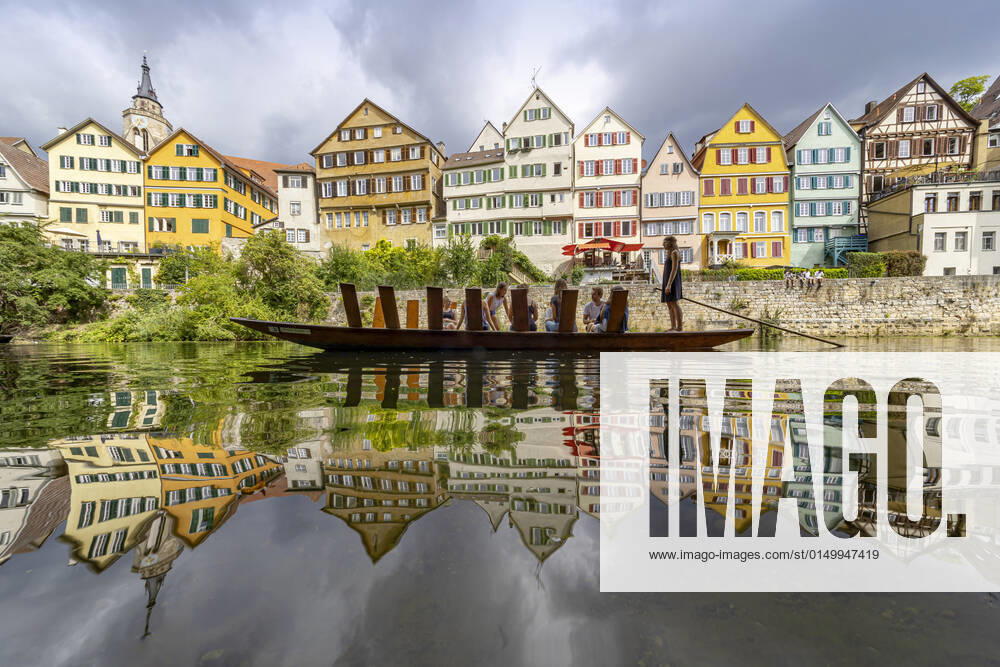 Neckarfront Tübingen mit Stiftskirche. Stocherkahn. Tübingen, Baden-Württemberg, Deutschland.