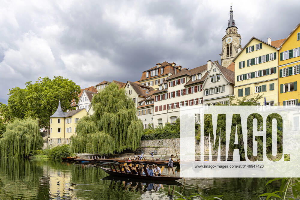Neckarfront Tübingen mit Stiftskirche. Stocherkahn. Tübingen, Baden-Württemberg, Deutschland.