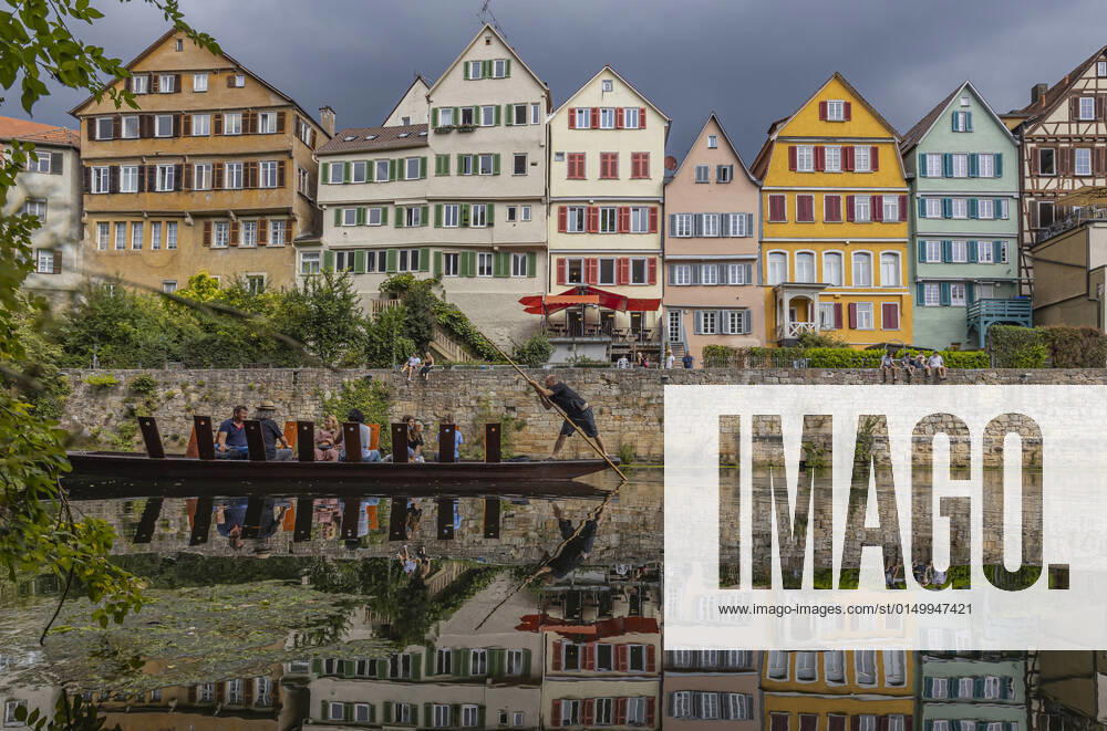 Neckarfront Tübingen mit Stiftskirche. Stocherkahn. Tübingen, Baden-Württemberg, Deutschland.