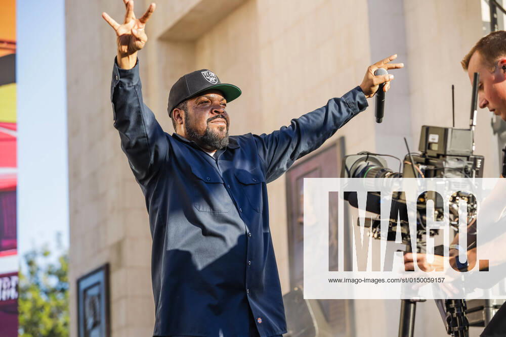 Hip-hop artist Ice Cube entertains the fans at NASCAR s Clash at The Coliseum Los Angeles USA - ZUMAs215 20220206_zap_s215_009