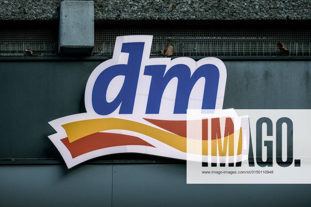 Düsseldorf 07.02.2022 DM Drogeriemarkt Drogerie Discounter Düsseldorf Nordrhein-Westfalen Deutschland