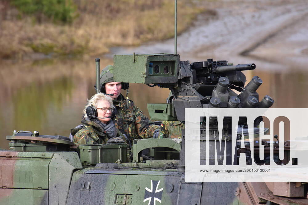 Antrittsbesuch der Verteidigungsministerin Christine Lambrecht beim Deutschen Heer Bei ihrem Antrittsbesuch beim Deutschen Heer informierte sich die Verteidigungsministerin Christine Lambrecht über die Fähigkeiten der Panzerlehrbrigade 9 Niedersachsen in Munster. Das Heer stellte sich bei einer Dynamischen Vorführung und einer statischen Fahrzeugschau vor. Am Ende des Besuches wurden die neuen Kampfpanzer Leopard 2 A7V an die Panzerlehrbrigade 9 übergeben. Mitfahrt der Ministerin im GTK Boxer. Munster Niedersachsen Deutschland