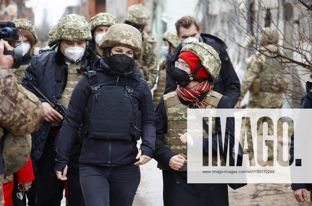 Annalena Baerbock (Buendnis 90 Die Gruenen), Bundesaussenministerin, besucht mit dem ukrainischen Militaer die sogenannte Kontaktlinie in dem Ort Schyrokyne in der Ost-Ukraine. Die Ministerin will sich ueber die militaerische Situation vor Ort informieren und auch mit VertreterInnen der Sonderbeobachtungsmission der OSZE zusammentreffen. Schyrokyne Ukraine