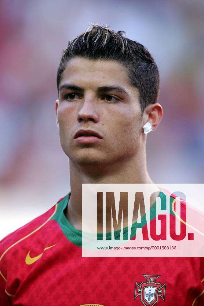 Cristiano Ronaldo (Portugal) während der Hymne - Fußball EM Herren Euro 2004, Europameisterschaft, Länderspiel, Nationalmannschaft, Nationalteam, Halbfinale Porträt Lissabon