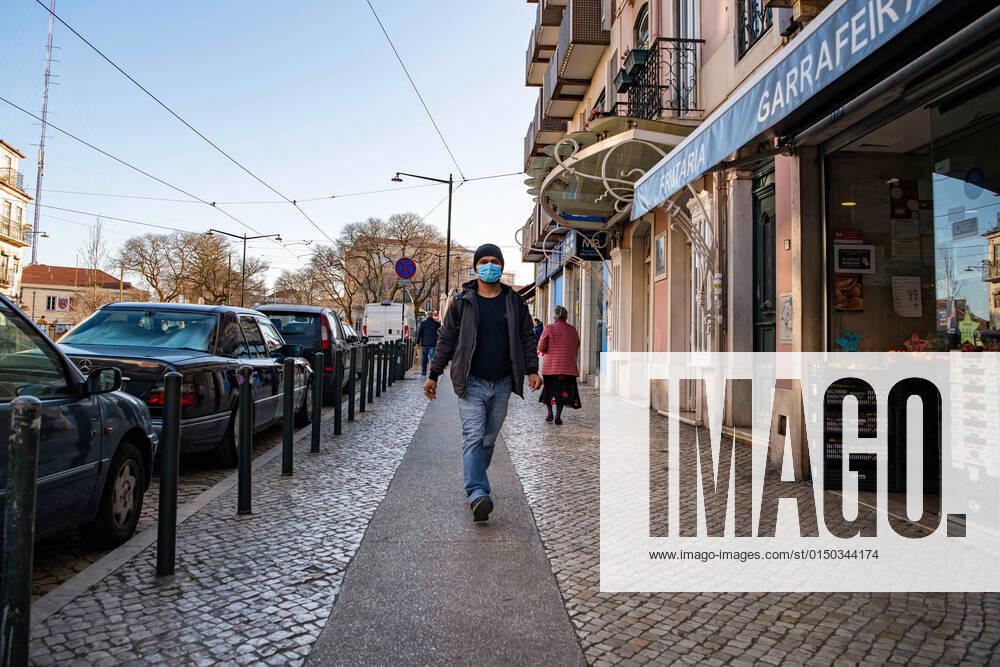 A man wearing a face mask as a preventive measure against the spread of coronavirus walks along the street in the historic neighborhood of Graca, Lisbon. Portugal s official records include a total of 2,915,971 confirmed cases of COVID-19 and 20,222 fatalities since the beginning of the pandemic. Lisbon Portugal - ZUMAs197 20220207_zaa_s197_501