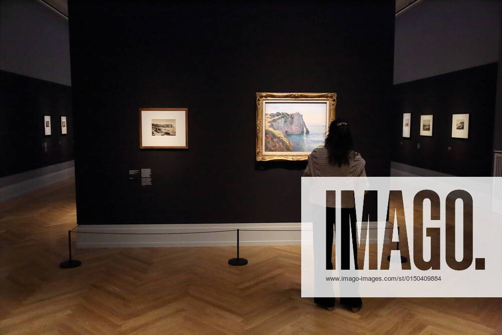Bilder des Jahres 2022, Entertainment 02 Februar Entertainment Themen der Woche KW06 Eine Frau betrachtet ein Gemälde von Claude Monet (Steilküste von Aval, 1885) während des Presserundgangs in der Ausstellung Eine neue Kunst. Photographie und Impressionismus im Museum Barberini in Potsdam, 10. Februar 2022. Ausstellungslaufzeit: 12. Februar bis 8. Mai 2022. Museum Barberini Austellung Eine neue Kunst. Photographie und Impressionismus