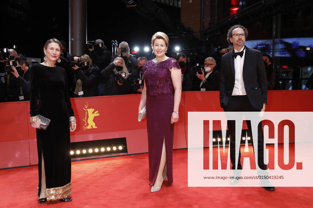 Bilder des Jahres 2022, Entertainment 02 Februar Entertainment Themen der Woche KW06 Mariette Rissenbeek, Franziska Giffey und Carlo Chatrian bei der Festivaleröffnung mit der Premiere des Kinofilms Peter von Kant auf der Berlinale 2022 72. Internationale Filmfestspiele Berlin im Berlinale Palast. Berlin, 10.02.2022 Foto:xD.xBedrosianx xFuturexImage
