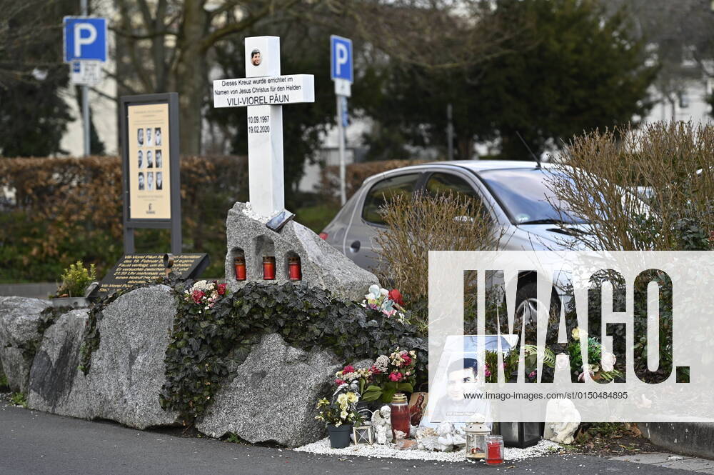 Gedenkstaette des Opfers Vili-Viorel Paun auf dem Parkplatz vor dem Tatort Arena Bar & Cafe am Kurt-Schumacher-Platz in Hanau (Foto vom 09.02.2022). Hier bezahlte Vili-Viorel Paun seine Zivilcourage mit seinem Leben. In der Stadt herrscht immer noch Trauer ueber das Massaker vor zwei Jahren. Am Abend des 19. Februars 2020 erschoss der Hanauer Tobias R. neun Buerger aus Einwandererfamilien, seine Mutter und sich selbst, weitere Opfer ueberlebten verletzt. Ein Gutachten diagnostizierte bei dem Taeter paranoide Schizophrenie, auf die eine Ideologie mit rassistischen Elementen aufgesetzt gewesen sei. Einen Prozess gibt es nicht, da der Taeter tot ist. (Siehe epd-Bericht vom 10.02.2022) Zweiter Jahrestag des Anschlags in Hanau
