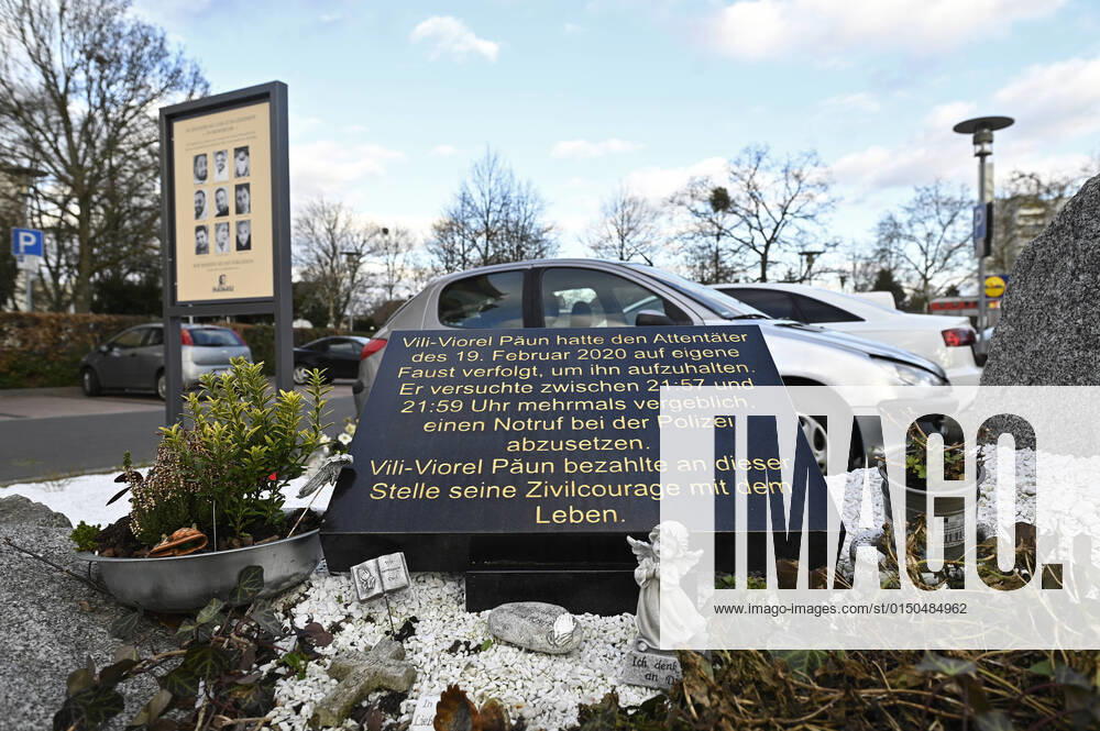 Gedenkstaette des Opfers Vili-Viorel Paun auf dem Parkplatz vor dem Tatort Arena Bar & Cafe am Kurt-Schumacher-Platz in Hanau (Foto vom 09.02.2022). Hier bezahlte Vili-Viorel Paun seine Zivilcourage mit seinem Leben. In der Stadt herrscht immer noch Trauer ueber das Massaker vor zwei Jahren. Am Abend des 19. Februars 2020 erschoss der Hanauer Tobias R. neun Buerger aus Einwandererfamilien, seine Mutter und sich selbst, weitere Opfer ueberlebten verletzt. Ein Gutachten diagnostizierte bei dem Taeter paranoide Schizophrenie, auf die eine Ideologie mit rassistischen Elementen aufgesetzt gewesen sei. Einen Prozess gibt es nicht, da der Taeter tot ist. (Siehe epd-Bericht vom 10.02.2022) Zweiter Jahrestag des Anschlags in Hanau