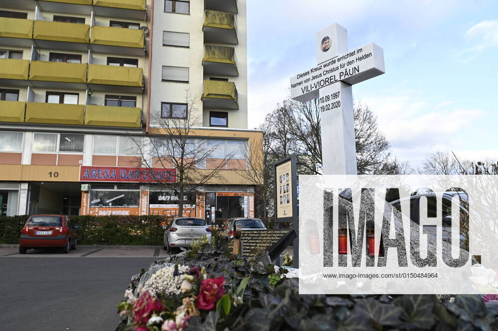 Gedenkstaette des Opfers Vili-Viorel Paun auf dem Parkplatz vor dem Tatort Arena Bar & Cafe am Kurt-Schumacher-Platz in Hanau (Foto vom 09.02.2022). Hier bezahlte Vili-Viorel Paun seine Zivilcourage mit seinem Leben. In der Stadt herrscht immer noch Trauer ueber das Massaker vor zwei Jahren. Am Abend des 19. Februars 2020 erschoss der Hanauer Tobias R. neun Buerger aus Einwandererfamilien, seine Mutter und sich selbst, weitere Opfer ueberlebten verletzt. Ein Gutachten diagnostizierte bei dem Taeter paranoide Schizophrenie, auf die eine Ideologie mit rassistischen Elementen aufgesetzt gewesen sei. Einen Prozess gibt es nicht, da der Taeter tot ist. (Siehe epd-Bericht vom 10.02.2022) Zweiter Jahrestag des Anschlags in Hanau