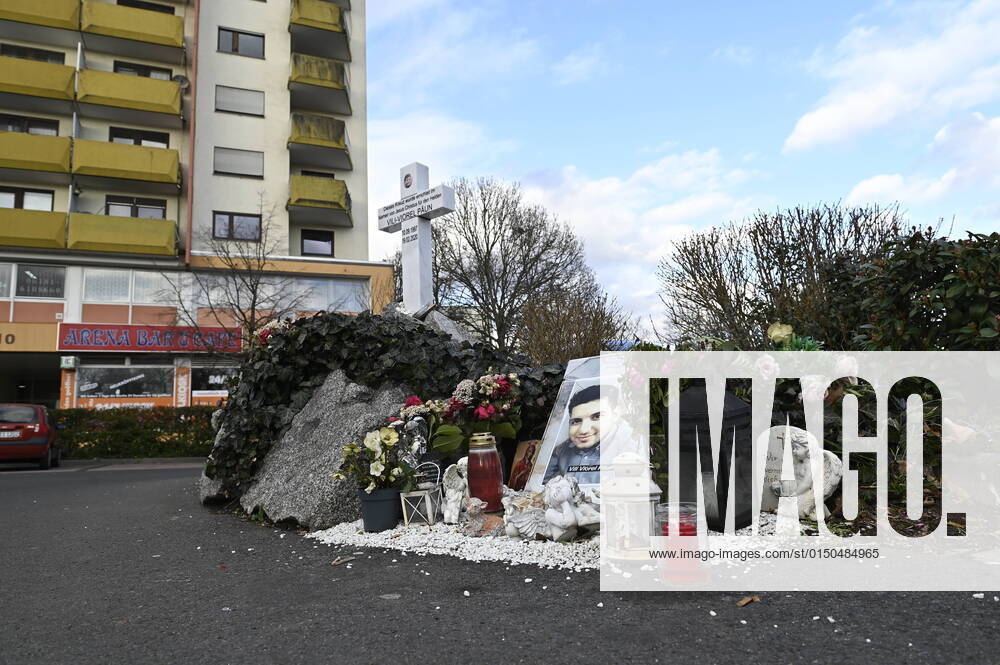 Gedenkstaette des Opfers Vili-Viorel Paun auf dem Parkplatz vor dem Tatort Arena Bar & Cafe am Kurt-Schumacher-Platz in Hanau (Foto vom 09.02.2022). Hier bezahlte Vili-Viorel Paun seine Zivilcourage mit seinem Leben. In der Stadt herrscht immer noch Trauer ueber das Massaker vor zwei Jahren. Am Abend des 19. Februars 2020 erschoss der Hanauer Tobias R. neun Buerger aus Einwandererfamilien, seine Mutter und sich selbst, weitere Opfer ueberlebten verletzt. Ein Gutachten diagnostizierte bei dem Taeter paranoide Schizophrenie, auf die eine Ideologie mit rassistischen Elementen aufgesetzt gewesen sei. Einen Prozess gibt es nicht, da der Taeter tot ist. (Siehe epd-Bericht vom 10.02.2022) Zweiter Jahrestag des Anschlags in Hanau