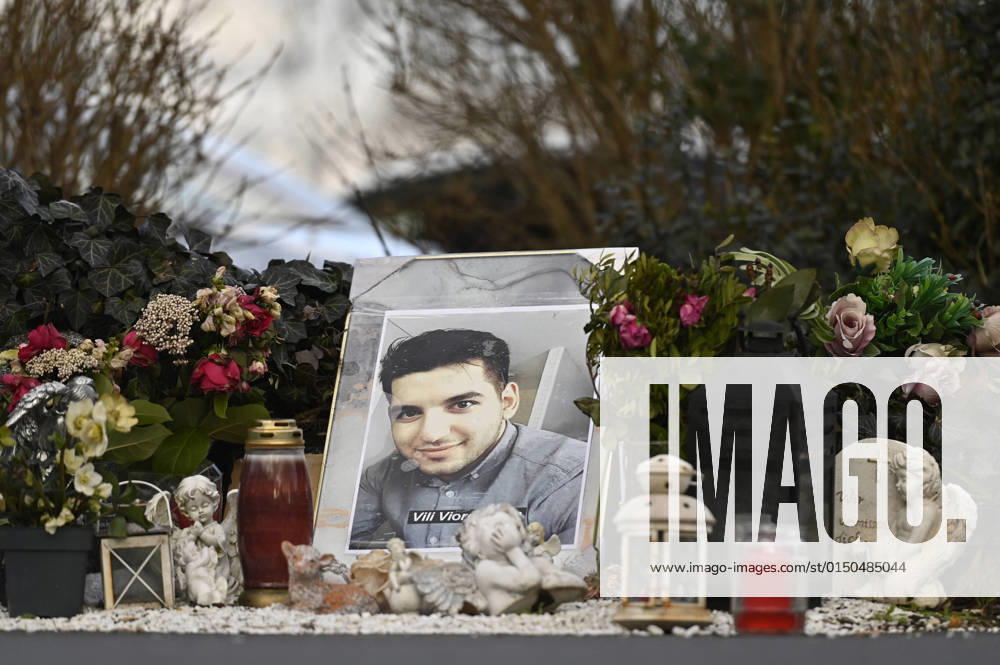 Gedenkstaette des Opfers Vili-Viorel Paun auf dem Parkplatz vor dem Tatort Arena Bar & Cafe am Kurt-Schumacher-Platz in Hanau (Foto vom 09.02.2022). Hier bezahlte Vili-Viorel Paun seine Zivilcourage mit seinem Leben. In der Stadt herrscht immer noch Trauer ueber das Massaker vor zwei Jahren. Am Abend des 19. Februars 2020 erschoss der Hanauer Tobias R. neun Buerger aus Einwandererfamilien, seine Mutter und sich selbst, weitere Opfer ueberlebten verletzt. Ein Gutachten diagnostizierte bei dem Taeter paranoide Schizophrenie, auf die eine Ideologie mit rassistischen Elementen aufgesetzt gewesen sei. Einen Prozess gibt es nicht, da der Taeter tot ist. (Siehe epd-Bericht vom 10.02.2022) Zweiter Jahrestag des Anschlags in Hanau