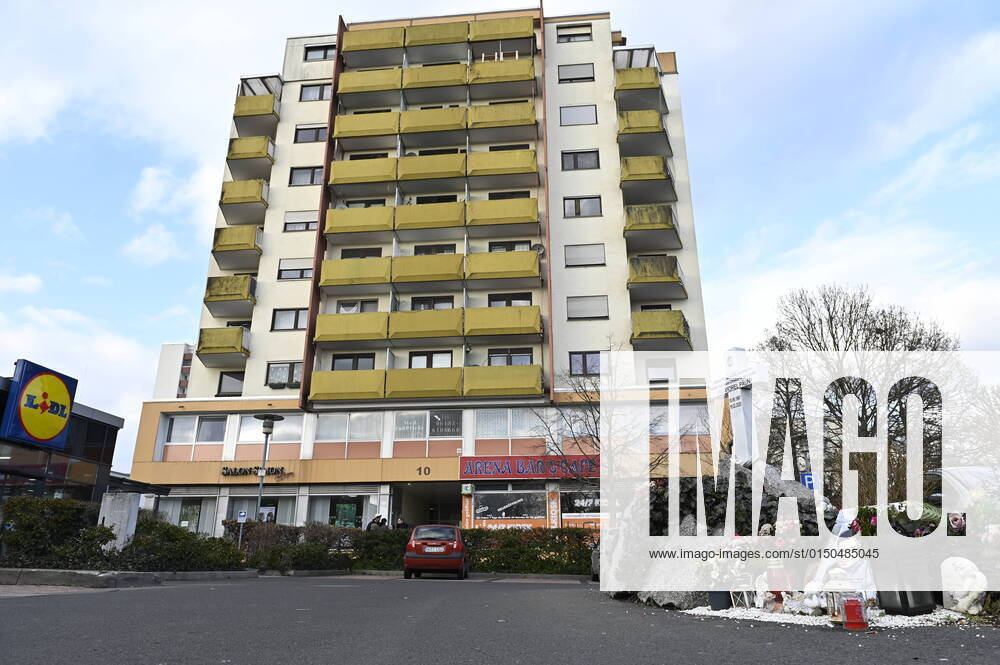 Gedenkstaette des Opfers Vili-Viorel Paun auf dem Parkplatz vor dem Tatort Arena Bar & Cafe am Kurt-Schumacher-Platz in Hanau (Foto vom 09.02.2022). Hier bezahlte Vili-Viorel Paun seine Zivilcourage mit seinem Leben. In der Stadt herrscht immer noch Trauer ueber das Massaker vor zwei Jahren. Am Abend des 19. Februars 2020 erschoss der Hanauer Tobias R. neun Buerger aus Einwandererfamilien, seine Mutter und sich selbst, weitere Opfer ueberlebten verletzt. Ein Gutachten diagnostizierte bei dem Taeter paranoide Schizophrenie, auf die eine Ideologie mit rassistischen Elementen aufgesetzt gewesen sei. Einen Prozess gibt es nicht, da der Taeter tot ist. (Siehe epd-Bericht vom 10.02.2022) Zweiter Jahrestag des Anschlags in Hanau