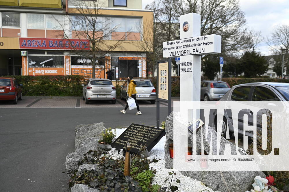 Gedenkstaette des Opfers Vili-Viorel Paun auf dem Parkplatz vor dem Tatort Arena Bar & Cafe am Kurt-Schumacher-Platz in Hanau (Foto vom 09.02.2022). Hier bezahlte Vili-Viorel Paun seine Zivilcourage mit seinem Leben. In der Stadt herrscht immer noch Trauer ueber das Massaker vor zwei Jahren. Am Abend des 19. Februars 2020 erschoss der Hanauer Tobias R. neun Buerger aus Einwandererfamilien, seine Mutter und sich selbst, weitere Opfer ueberlebten verletzt. Ein Gutachten diagnostizierte bei dem Taeter paranoide Schizophrenie, auf die eine Ideologie mit rassistischen Elementen aufgesetzt gewesen sei. Einen Prozess gibt es nicht, da der Taeter tot ist. (Siehe epd-Bericht vom 10.02.2022) Zweiter Jahrestag des Anschlags in Hanau