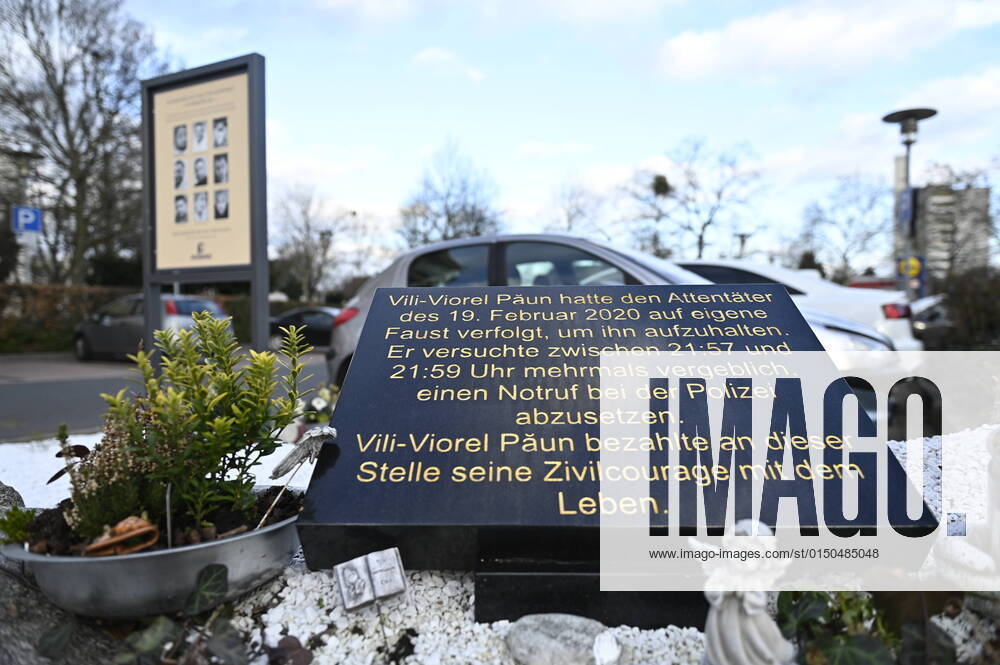 Gedenkstaette des Opfers Vili-Viorel Paun auf dem Parkplatz vor dem Tatort Arena Bar & Cafe am Kurt-Schumacher-Platz in Hanau (Foto vom 09.02.2022). Hier bezahlte Vili-Viorel Paun seine Zivilcourage mit seinem Leben. In der Stadt herrscht immer noch Trauer ueber das Massaker vor zwei Jahren. Am Abend des 19. Februars 2020 erschoss der Hanauer Tobias R. neun Buerger aus Einwandererfamilien, seine Mutter und sich selbst, weitere Opfer ueberlebten verletzt. Ein Gutachten diagnostizierte bei dem Taeter paranoide Schizophrenie, auf die eine Ideologie mit rassistischen Elementen aufgesetzt gewesen sei. Einen Prozess gibt es nicht, da der Taeter tot ist. (Siehe epd-Bericht vom 10.02.2022) Zweiter Jahrestag des Anschlags in Hanau