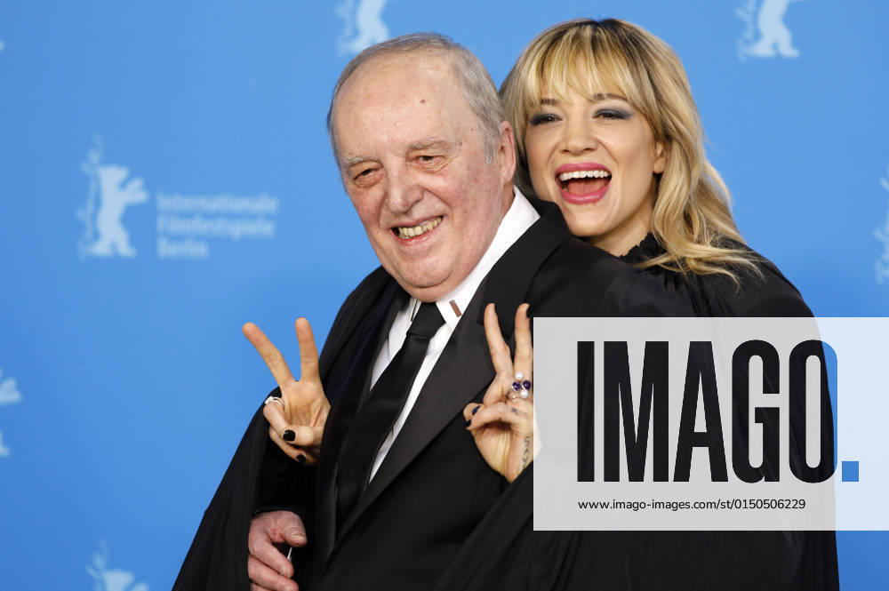 Dario Argento mit Tochter Asia Argento beim Photocall zum Kinofilm Occhiali neri Dark Glasses auf der Berlinale 2022 72. Internationale Filmfestspiele Berlin im Hotel Grand Hyatt. Berlin