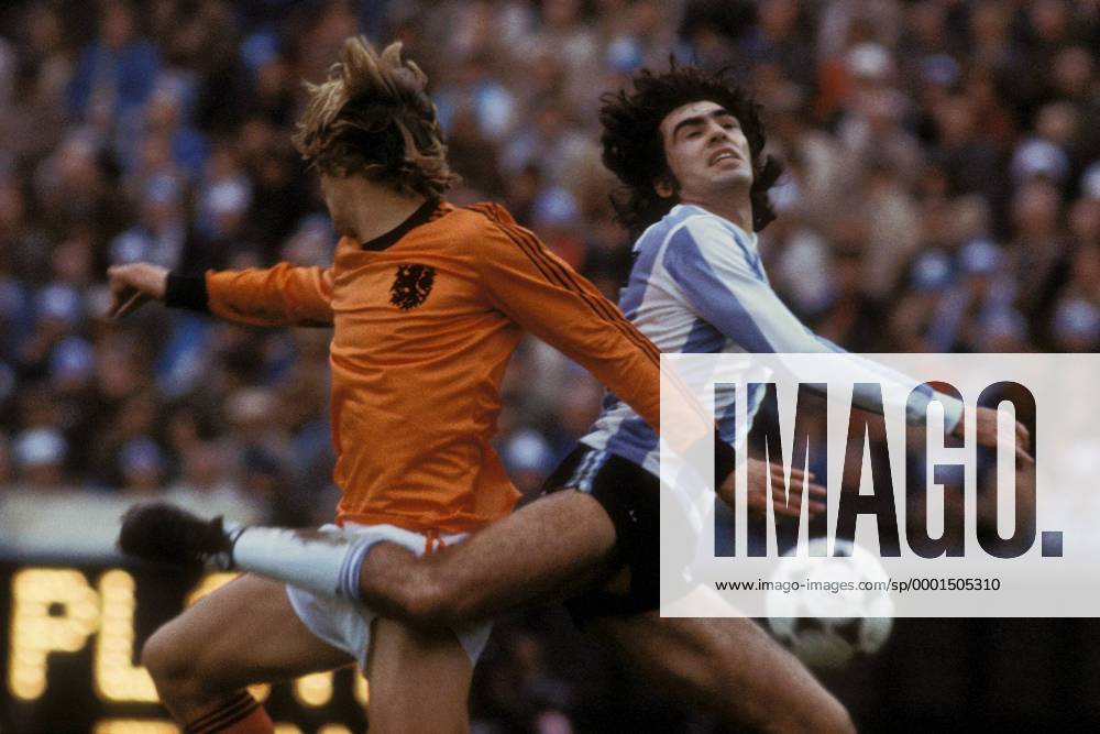 Johnny Rep (Niederlande, li.) gegen Jorge Mario Olguin (Argentinien) Fußball WM Herren Weltmeisterschaft 1978, Nationalmannschaft, Nationalteam, Nationaltrikot, Länderspiel, Endspiel Gruppe Buenos Aires Dynamik, Kampf,