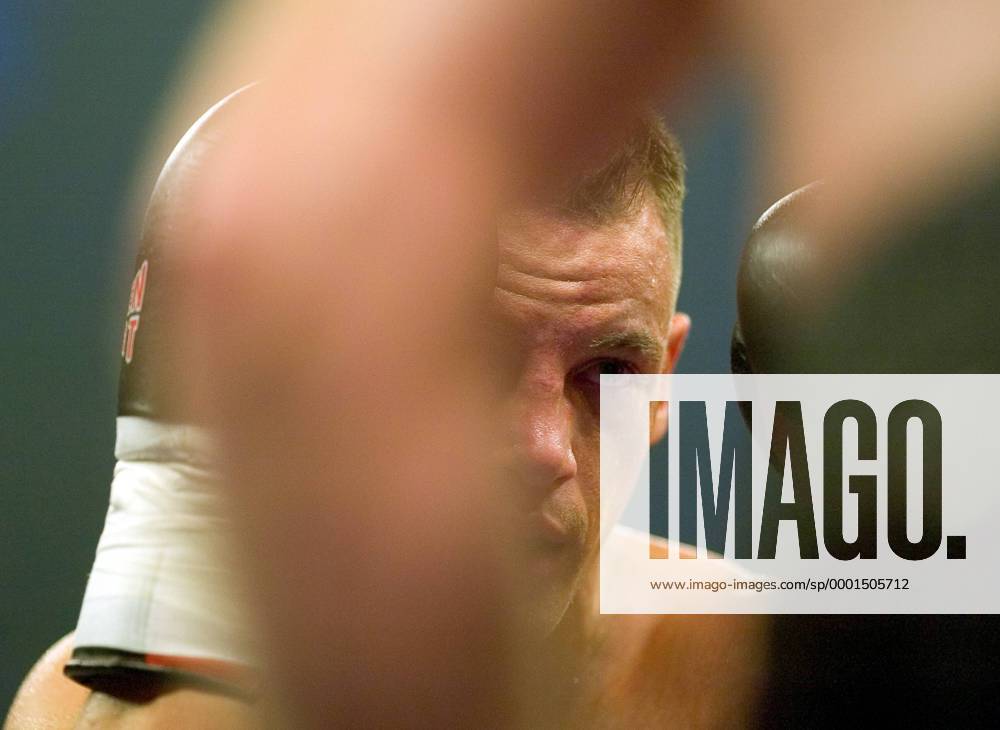 Thomas Ulrich (Deutschland) fixiert seinen Gegner Boxen EM Herren EBU Europameisterschaft 2005, Boxsport 2005, Profiboxen, Halbschwergewicht Einzelbild Riesa