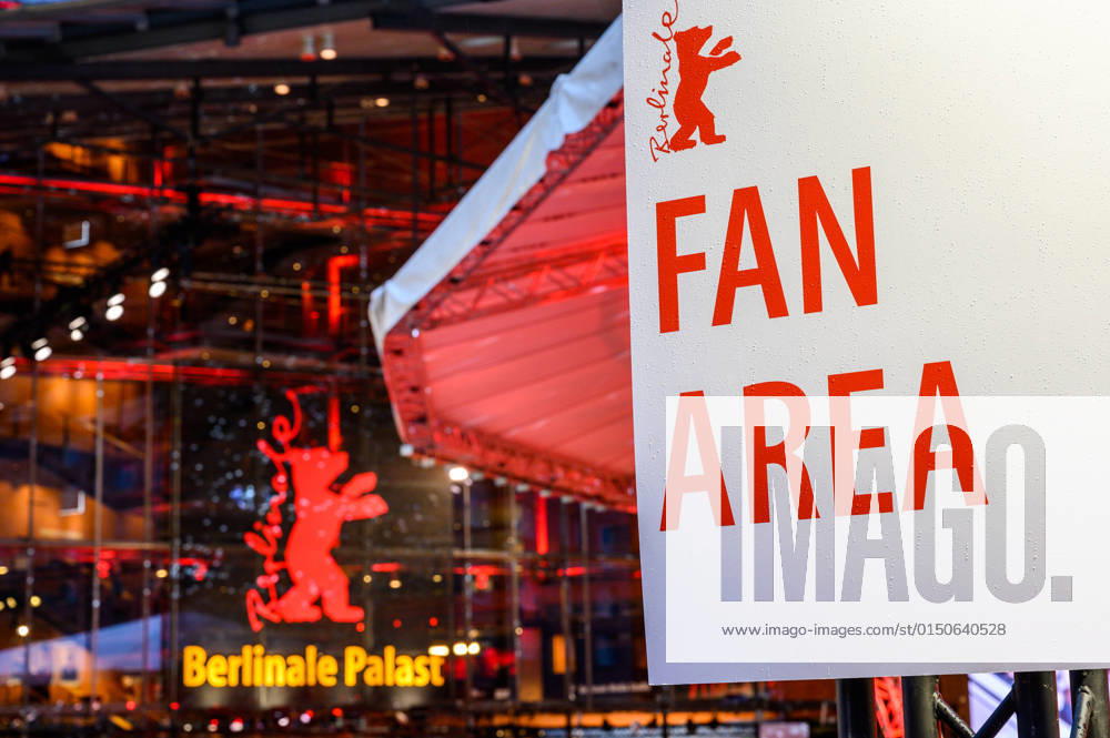 Fanbereich anlässlich der Eröffnung der 72. Internationalen Filmfestspiele Berlin. Wegen der Corona-Pandemie findest das Filmfestival unter stregen Hygieneregeln statt. Es sind nur wenige Fans unter der 2G+ Zugangsregel am Roten Teppich erlaubt. Fan area on the occasion of the opening of the 72nd Berlin International Film Festival. Due to the Corona pandemic, the film festival takes place under strict hygiene rules. Only a few fans are allowed under the 2G+ access rule at the Red Carpet. snapshot-photography B.Niehaus
