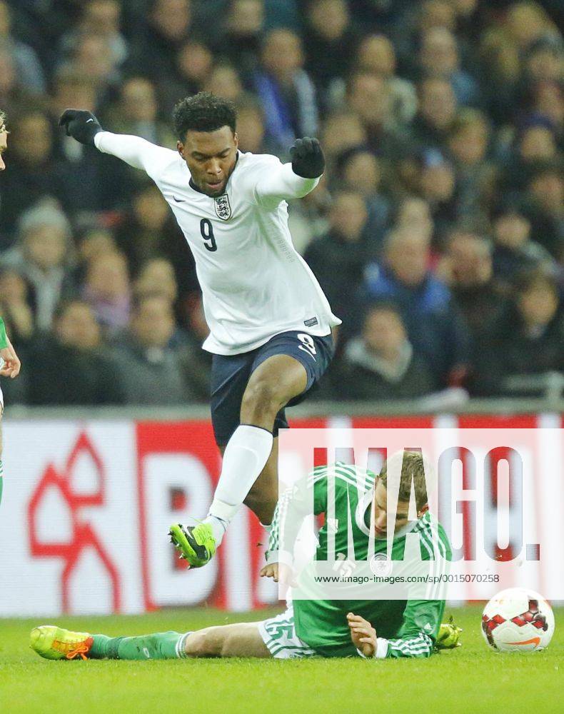 Lars BENDER, DFB 15 Zweikampf , Aktion um den Ball gegen Daniel STURRIDGE, England 9 ENGLAND - DEUTSCHLAND Deutsche Fussball Nationalmannschaft DFB, am 19.11.2013 in London, GBR Freundschaftsspiel