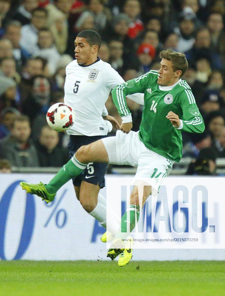 Max KRUSE, DFB 14 Zweikampf , Aktion um den Ball gegen Chris SMALLING, England 5 ENGLAND - DEUTSCHLAND Deutsche Fussball Nationalmannschaft DFB, am 19.11.2013 in London, GBR Freundschaftsspiel