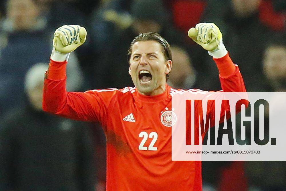 Roman WEIDENFELLER, TW DFB 22 Jubel, Freude, Emotionen, Feiern, Lachen, jubelt, freuen, reisst die Arme hoch, ballt die Faust ENGLAND - DEUTSCHLAND Deutsche Fussball Nationalmannschaft DFB, am 19.11.2013 in London, GBR Freundschaftsspiel