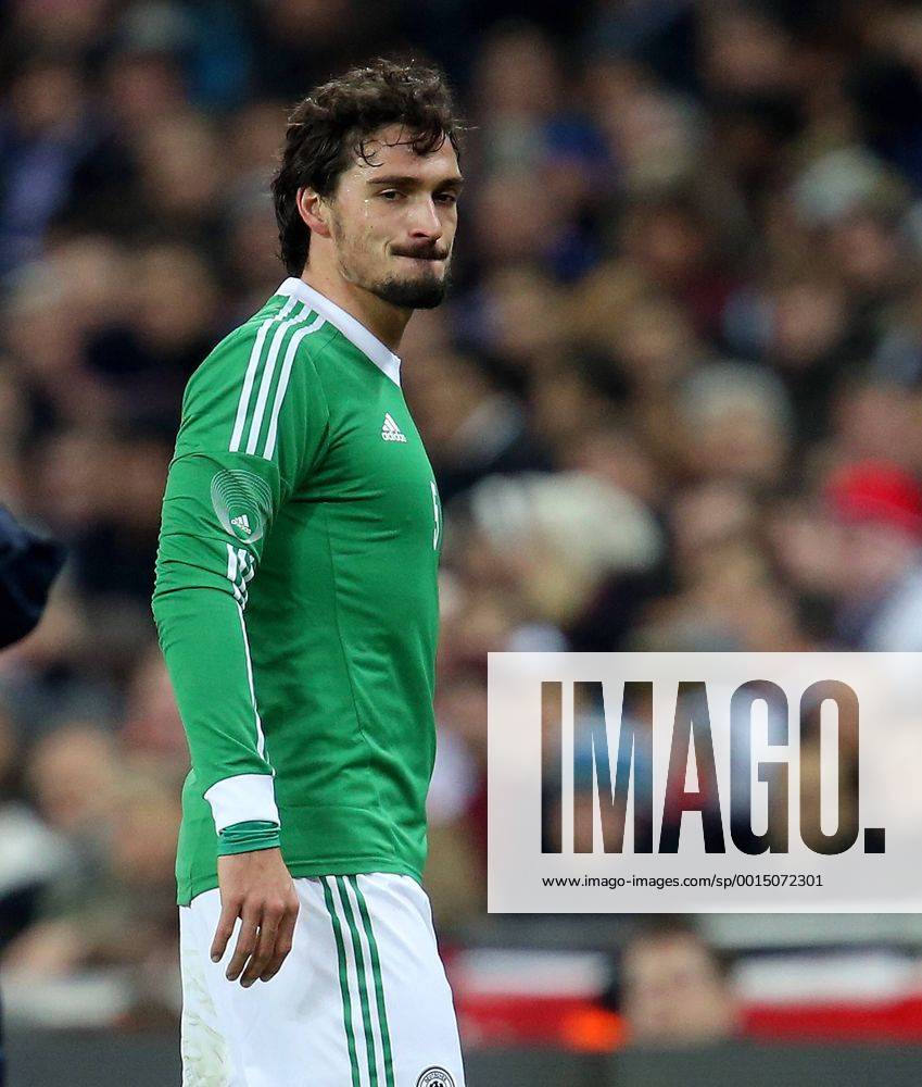 V.li. Mats Hummels (GER) wird verletzt ausgewechselt. England-Deutschland . Fussball-Länderspiel 2013, Freundschaftsspiel . London, GBR, 15.11.2013 ,