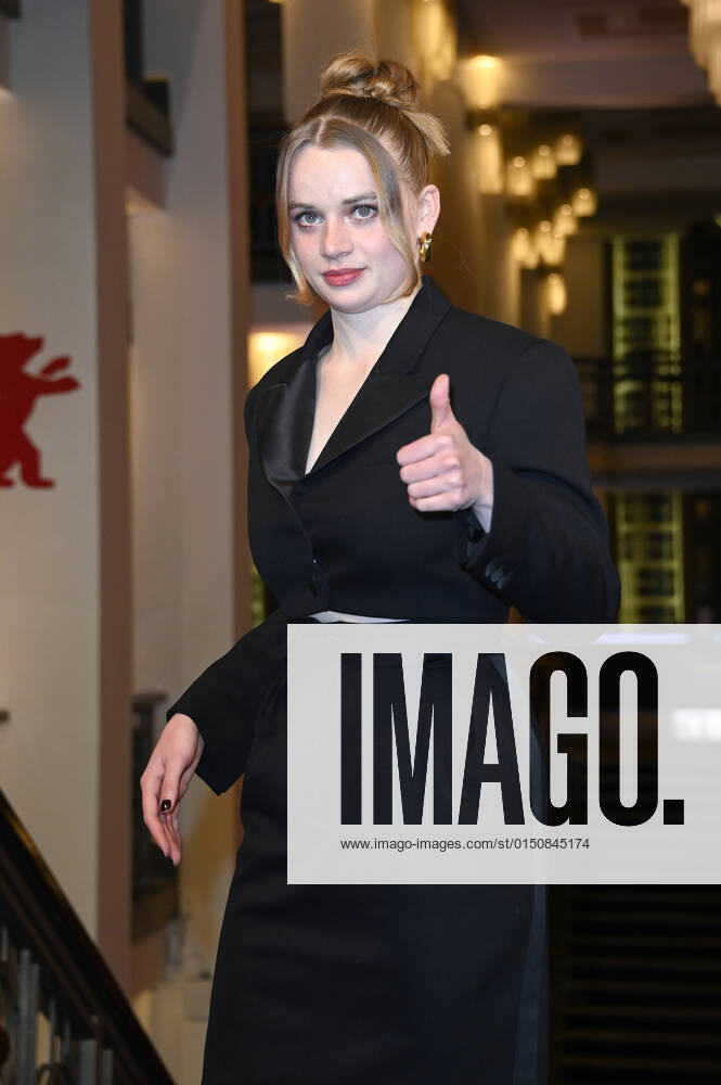 Luna Wedler bei der Premiere des Kinofilms Der Passfälscher The Forger auf der Berlinale 2022 72. Internationale Filmfestspiele Berlin im Friedrichstadt-Palast. Berlin, 13.02.2022 Foto:xF.xFuturexImage