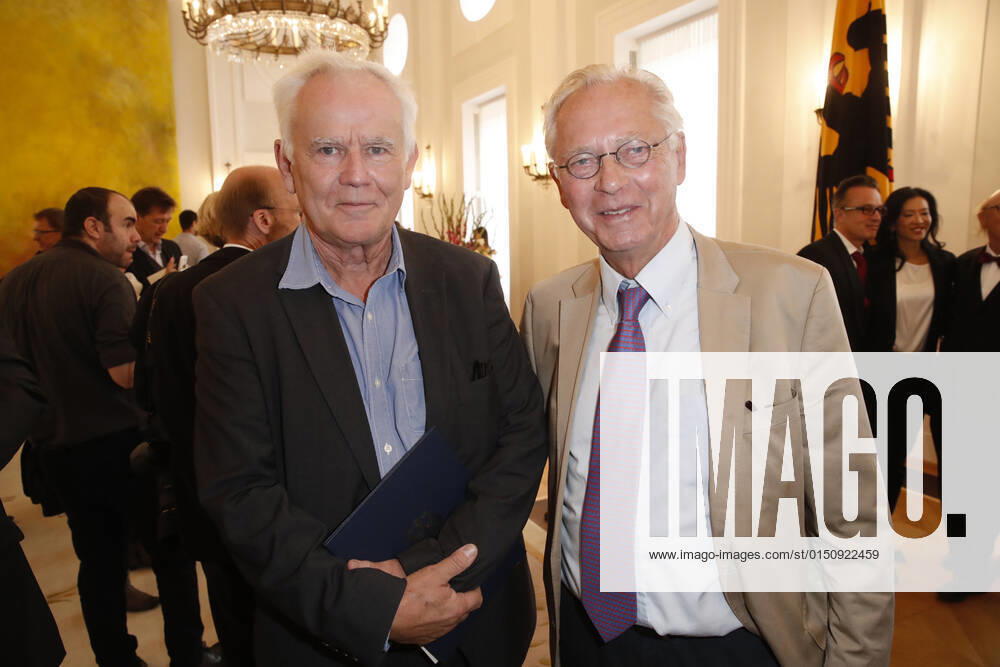 Preisträger Jim Rakete mit Uwe-Karsten Heye Ordensverleihung zum Tag der Deutschen Einheit am 2. Oktober 2018 im Schloss Bellevue in Berlin