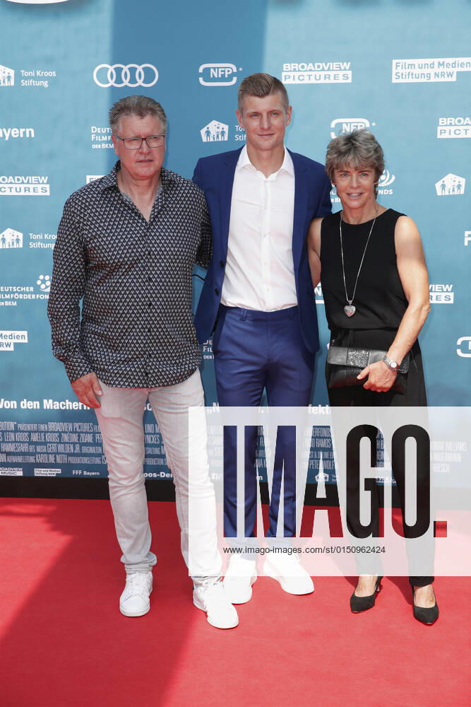 Toni Kroos mit Eltern Birgit und Roland Kroos Weltpremiere von KROOS am 30. Juni 2019 im Cinedom in Köln